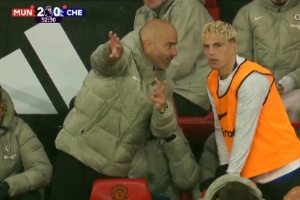 今日趣图：马雷斯卡——坏了！把加纳乔当助教，忘记换上他了