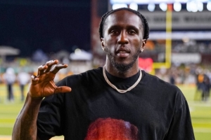 普林斯回母校贝勒大学参加活动 穿着一件印有科比照片的T恤