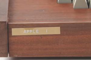 罕见苹果Apple-1电脑拍出47.5万美元高价：超预估价近60%