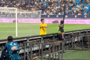 姜至鹏与天津球迷发生言语冲突，离场时向看台做疑似“手铐”动作