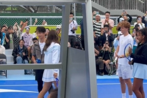 梦幻联动！郑钦文出席中网活动，与吴尊击掌致意