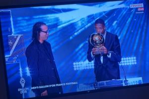 小图拉姆在家看登贝莱获得金球奖，晒照配文：这不是AI生成的