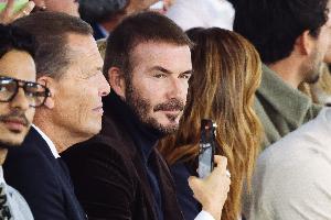 老了也很帅！贝克汉姆一袭天鹅绒造型帅气出席米兰时装周