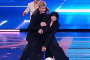 郭艾伦与王思雨台上比赛 艾伦为了抢球一把推开了思雨