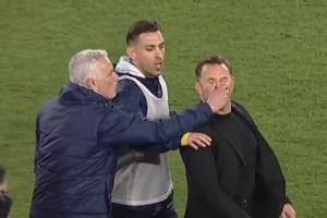 布鲁克再谈被穆帅捏鼻子：我承认我倒地有点夸张，没想到他会这样