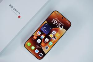 对标iPhone 17！曝小米17开卖1天销量秒破百万
