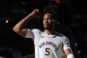 卡斯尔：我们的防守潜力令人畏惧 有出色的身高臂展和防守智商