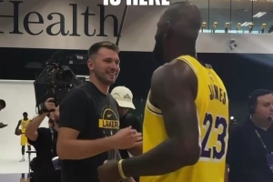 新的赛季！湖人官推晒詹姆斯和东契奇媒体日拥抱问好