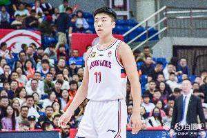 国产神射！刘颜诚半场三分球4投全中 轰下12分助队紧咬比分