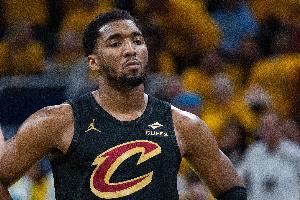 米切尔半场16分钟填满数据栏 10中5&三分2中2拿12分3板1助1断1帽