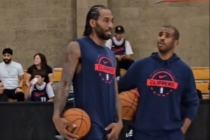 聊啥呢？船记晒视频：保罗和莱昂纳德训练中交流 表情都很认真