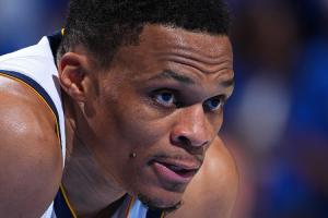 国王记者：威少可能收到了一份中国球队的报价 薪资超丰厚