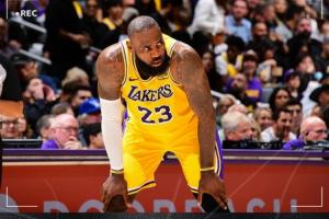 突发！Shams：詹姆斯因右侧坐骨神经痛将缺阵至少3-4周！