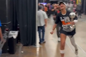 分贝爆表！夺冠后 阿贾球员通道内手捧奖杯边跑边喊庆祝