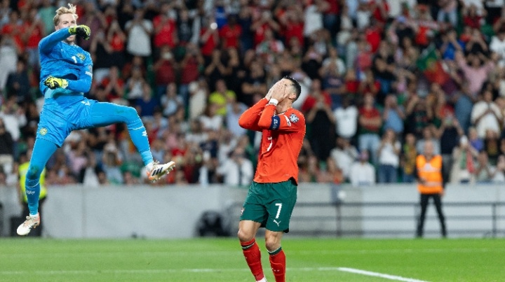 名场面！C罗失点后仰天长叹双手捂脸 凯莱赫扑点高高跃起挥拳庆祝