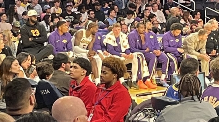 詹姆斯坐骨神经痛跷二郎腿？DeepSeek：危险❗️可能加重伤情