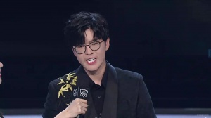 国际化这一块！Jiejie抽完签问候所有参赛选手：Welcome To China！