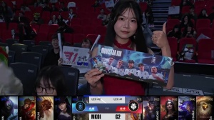 G2粉丝不赖！红衣女粉向镜头比赞为G2应援