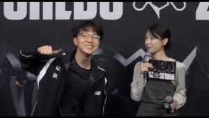 打出自信了！？PerfecT镜头前比出刎颈的动作