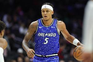 效率很高！班凯罗11投6&三分3中2 砍下19分10篮板3助攻2盖帽