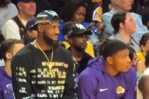 詹姆斯今日场边花絮：假装投篮后惬意运球 从座位跃起庆祝进球