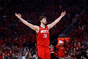 记者：申京从欧锦赛练级回来的进步 简直像极了23年世界杯后的SGA