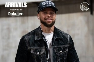 型男入场！库里黑色牛仔穿搭惹眼 追梦白外套+黑超冲击强烈