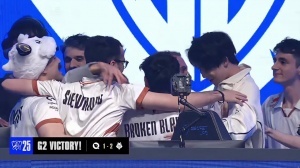 终于八强啦！G2赛后全员围成一圈激情相拥庆祝