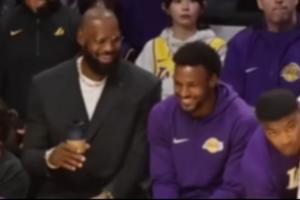 在办公室摸鱼？詹姆斯和布朗尼在比赛现场聊天&有说又有笑