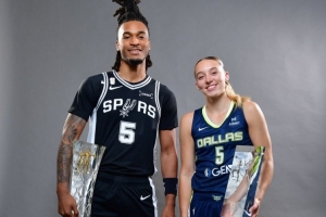 梦幻联动！康大校友卡斯尔&佩奇的最佳新秀获奖人合影！