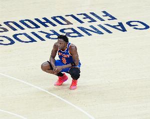 迈克-布朗：阿努诺比就是个怪物 他是今天我们的最佳防守球员