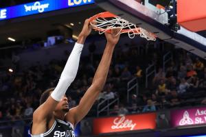 夏天苦练成果！文班完爆浓眉+莱夫利双塔 29分钟狂砍40分15板3帽