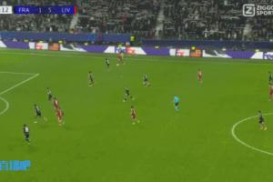 空门不传萨拉赫无视空门的维尔茨小角度打门，维尔茨气得跳脚