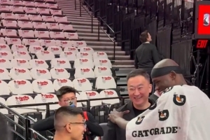 师徒重聚！刘维伟现身开拓者球馆 与前青岛男篮外援里斯寒暄