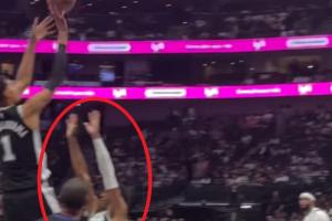 这高度谁来都不好使！文班转身跳投克里斯蒂伸直双臂够不到其腋下