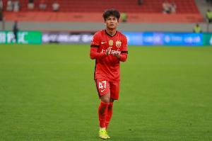 沪媒：蒯纪闻、李新翔踢完泰山后驰援上海U20队，缺席海港vs浙江