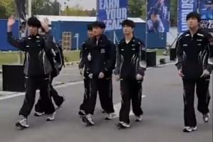 LOLESPORTS发布BLG战队选手抵达比赛场馆视频：“LPL冠军来了”