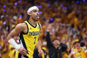 手感冰凉！内姆哈德半场5中0拿到4分4助 三分2中0