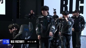 对面复盘太投入没注意？BLG赛后握手环节众人站在VKS选手身后苦等