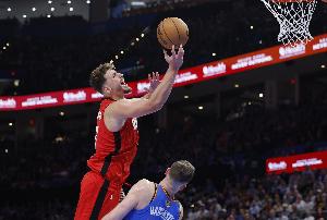 三分球又丢了！申京手感糟糕10中2&三分2中0半场仅得8分2板