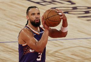 3D成主攻手了！狄龙半场12投5中 三分7中3砍下15分3篮板