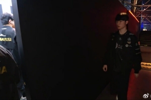 涵艺：Faker这沙皇真猛啊 这怎么和我最近看的沙皇不太一样