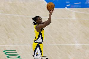 稳定射手！内史密斯11中5拿下15分1板1助1帽 次节独得11分