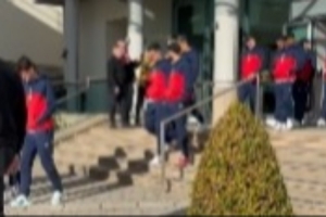 今晚对水晶宫！阿森纳全队集体外出散步，加布里埃尔也在其中