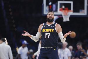 存在感很强！瓦兰出战13分钟 10投4中砍下12分7篮板