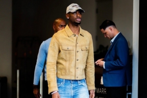 今日份亚历山大clean fit顶男穿搭！浅驼色麂皮夹克+水洗牛仔裤！