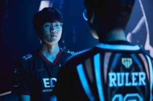 还是EDG.ViperLoL Esports晒Ruler与Viper对视照：一场传奇的“复赛”