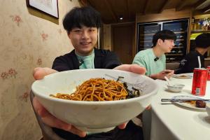 许哥首选葱油拌面！DK晒照：ShowMaker现在在这里老吉士