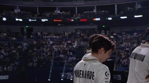 明年再见！赛后Caps不断向观众席挥手致意