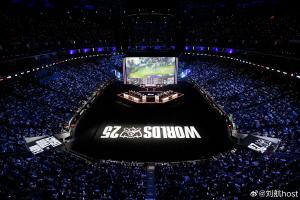 主持刘航更博晒照：准备了太多AL获胜想问的问题 主持人的手卡也是写满遗憾的书吧